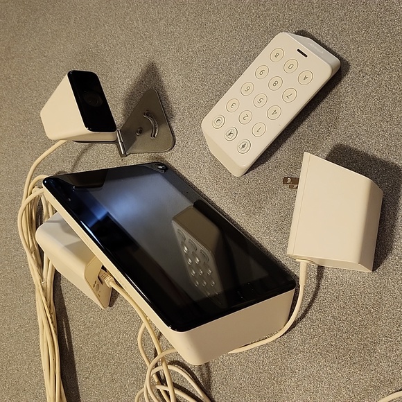 Xfinity home security hub, key pad & camera - Picture 8 of 8